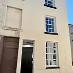 Newly Renovated 4 Bedroom House In