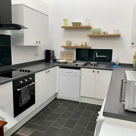 Дом отдыха Newly Renovated 4 Bedroom House In *