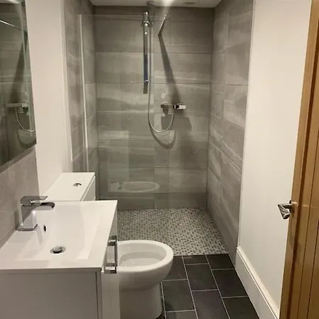 Newly Renovated 4 Bedroom House In * Улверстон