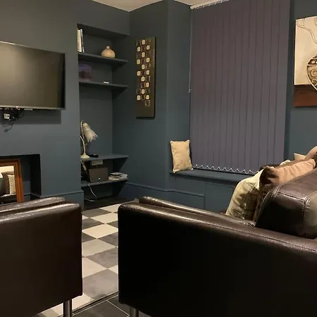 Newly Renovated 4 Bedroom House In * Улверстон